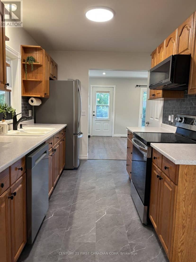 4073 Catherine Street — photo 6 of 35