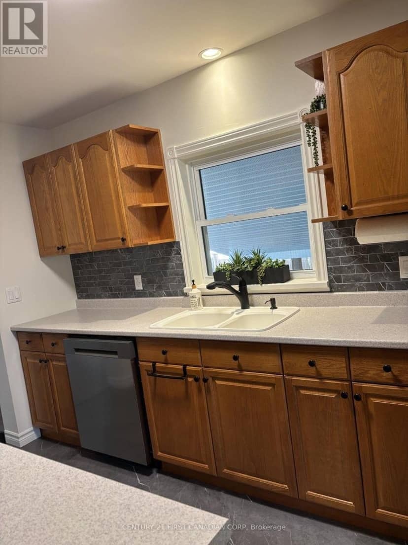 4073 Catherine Street — photo 8 of 35