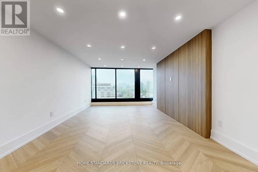 1009 - 110 Bloor Street W — photo 17 of 40