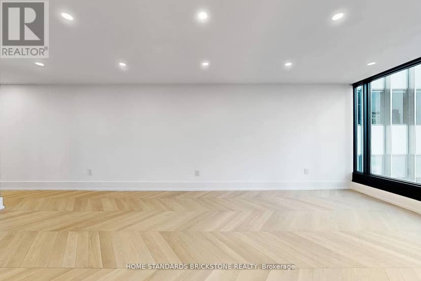 1009 - 110 Bloor Street W — photo 19 of 40