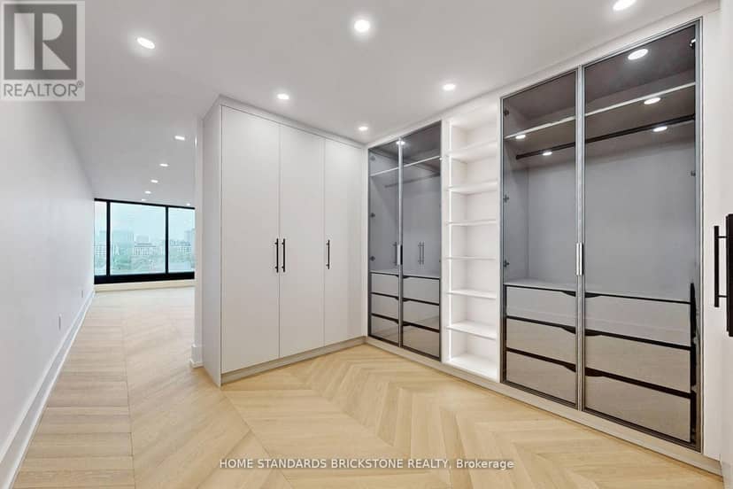 1009 - 110 Bloor Street W — photo 22 of 40