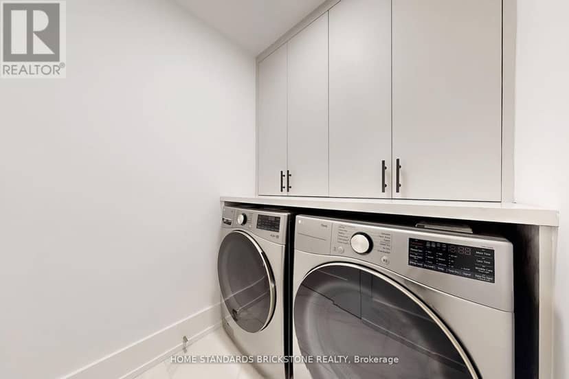 1009 - 110 Bloor Street W — photo 31 of 40