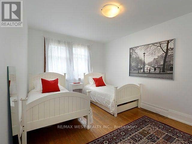 811 Coxwell Avenue — photo 12 of 17