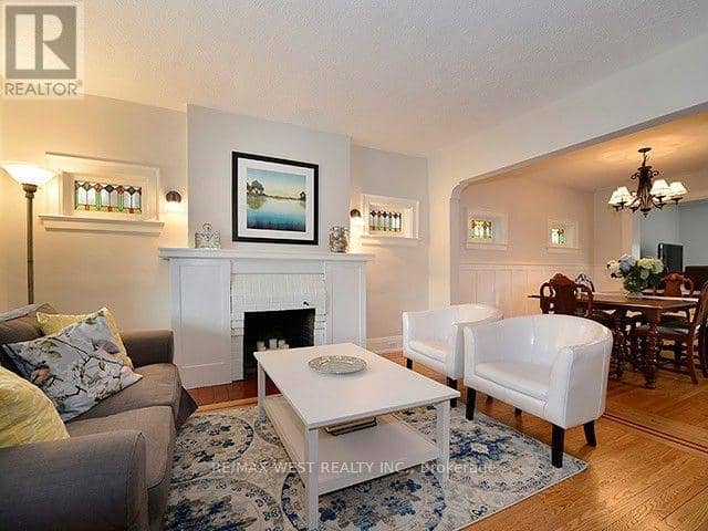 811 Coxwell Avenue — photo 3 of 17