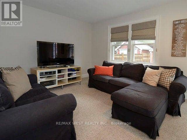 811 Coxwell Avenue — photo 8 of 17