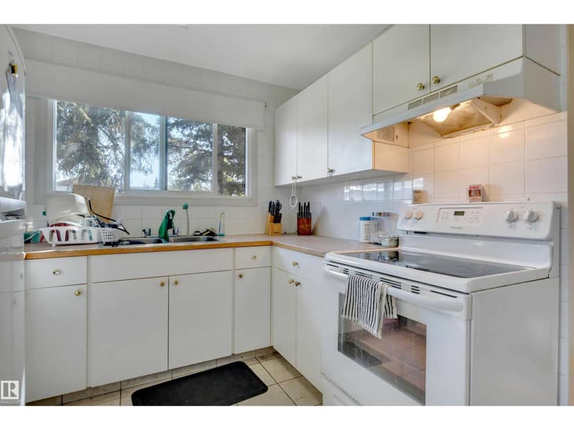 4205 37 AV — photo 9 of 23