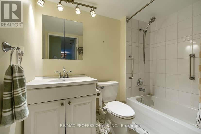 207 - 11 Thorncliffe Pk Drive — photo 16 of 18