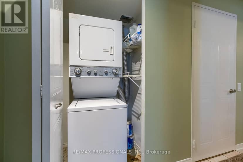 207 - 11 Thorncliffe Pk Drive — photo 17 of 18