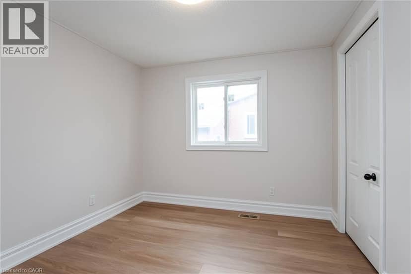 112 MICHENER Crescent — photo 33 of 40