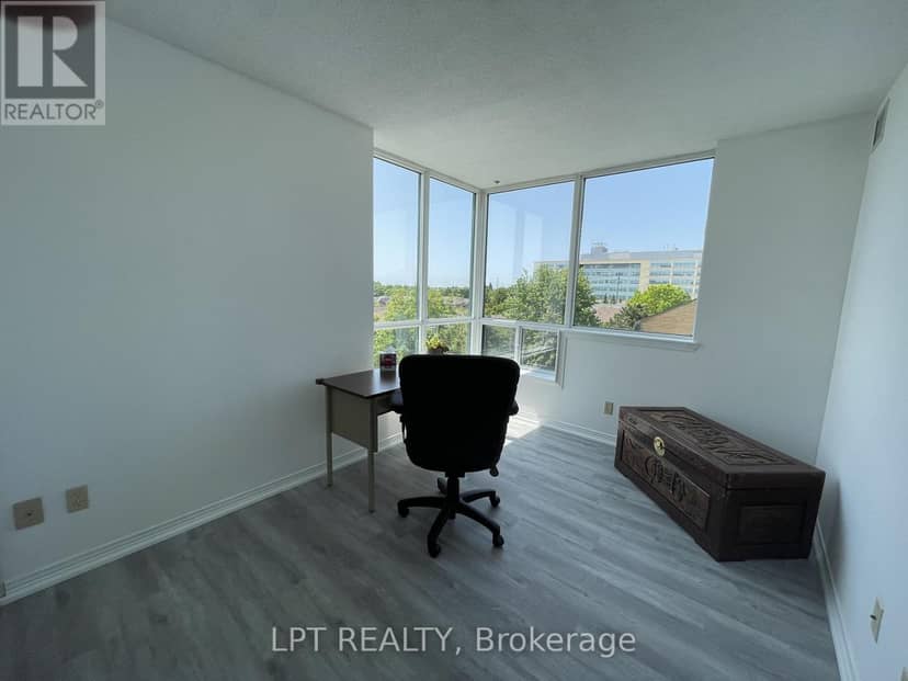 505 - 711 Rossland Road E — photo 18 of 27