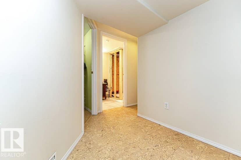 10507 67 AV NW — photo 38 of 40