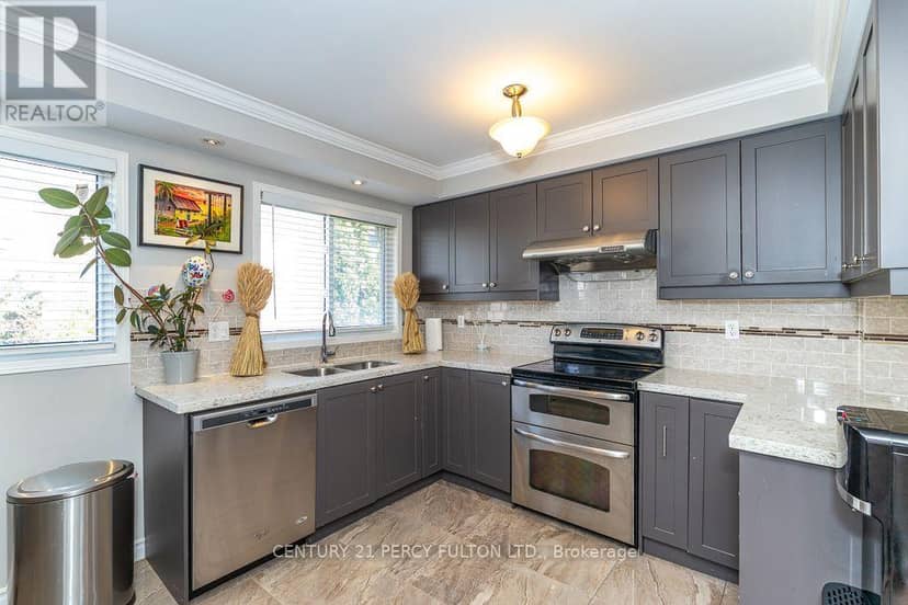 28 Rumi Crescent — photo 15 of 40