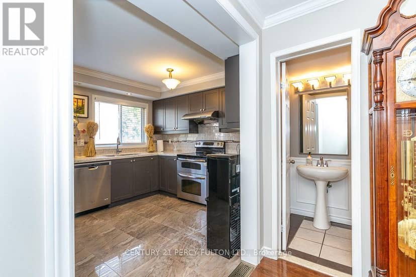 28 Rumi Crescent — photo 19 of 40