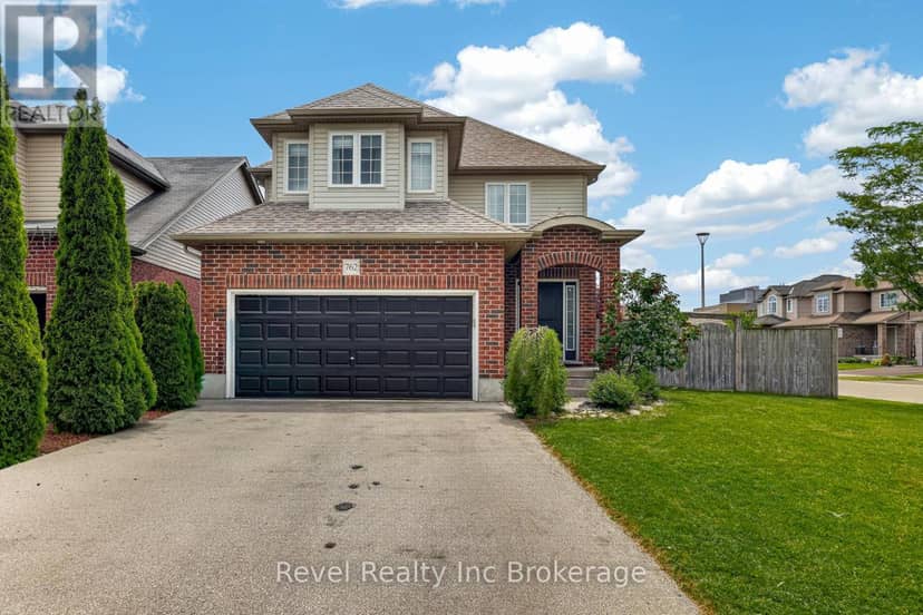 762 Frontenac Crescent — photo 2 of 40