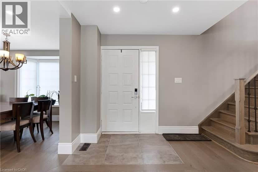 51 BAYNE Crescent — photo 10 of 40