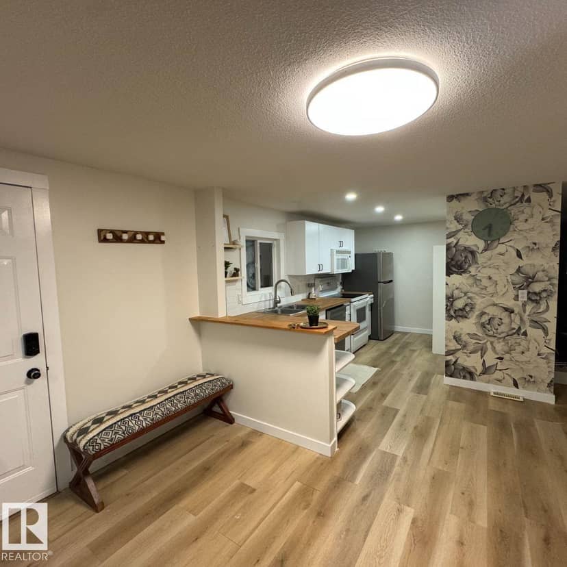 8 The Parkway NW, Edmonton, photo 3