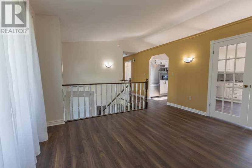 124 Westridge Crescent — photo 11 of 40