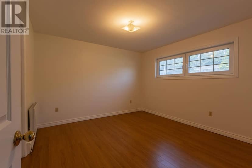 124 Westridge Crescent — photo 14 of 40