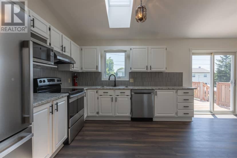 124 Westridge Crescent — photo 7 of 40