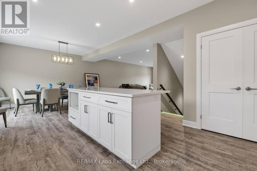 Unit 2 - 8 Golf Links Road — photo 10 of 39