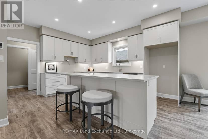 Unit 2 - 8 Golf Links Road — photo 7 of 39