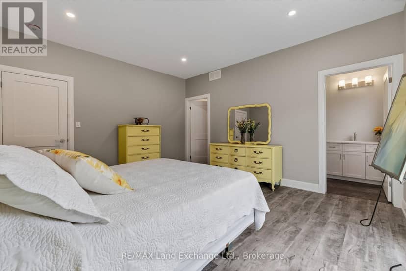 Unit 4 - 8 Golf Links Road — photo 16 of 33