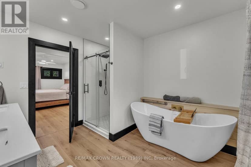 560 Pinecreek Crescent — photo 19 of 40