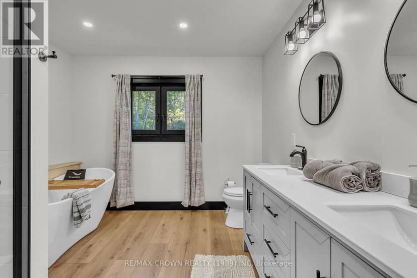 560 Pinecreek Crescent — photo 20 of 40
