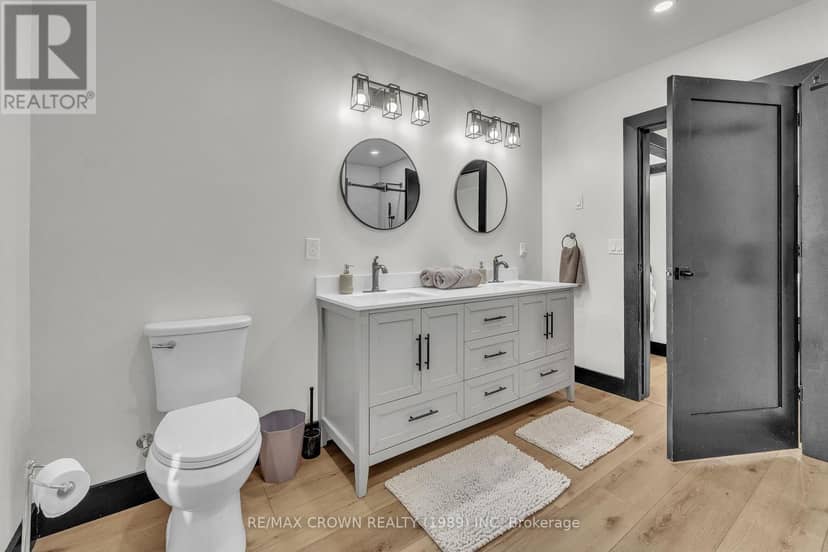 560 Pinecreek Crescent — photo 21 of 40