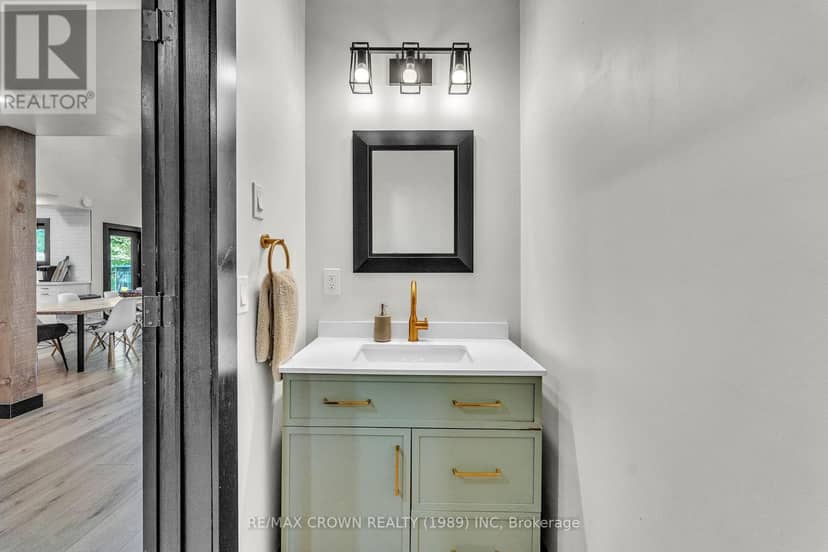 560 Pinecreek Crescent — photo 22 of 40