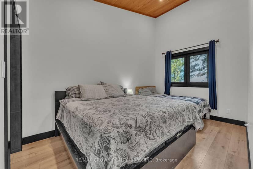 560 Pinecreek Crescent — photo 29 of 40