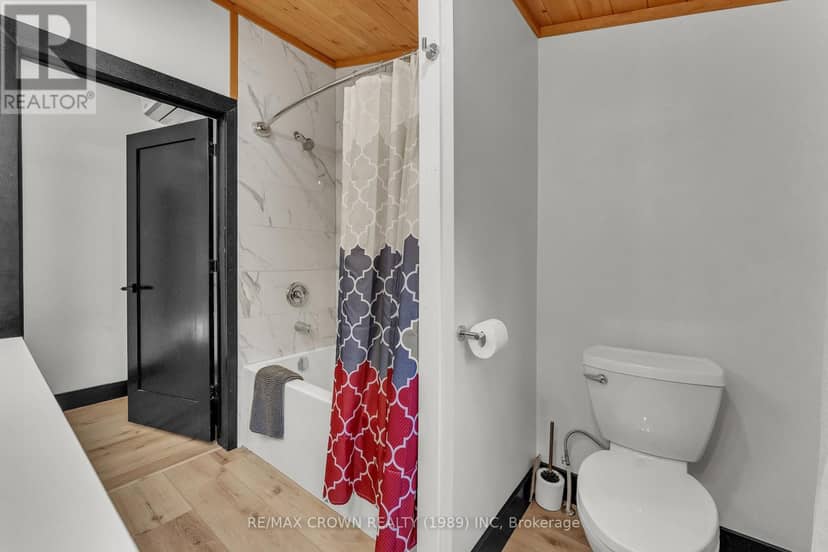 560 Pinecreek Crescent — photo 33 of 40