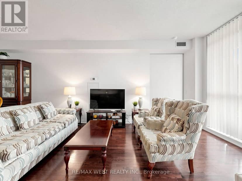 513 - 770 Bay Street — photo 12 of 35