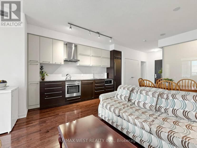513 - 770 Bay Street — photo 13 of 35