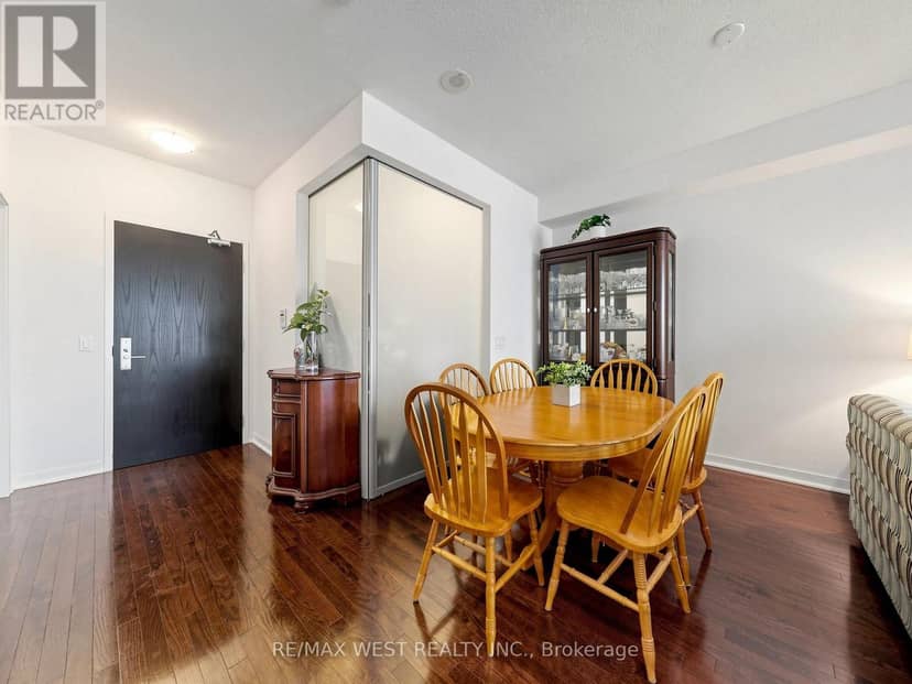 513 - 770 Bay Street — photo 7 of 35