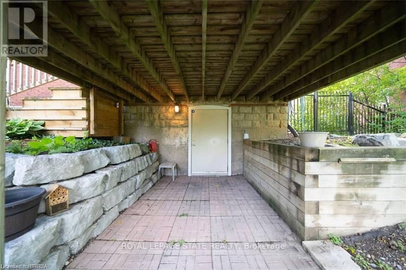 284 Colborne Street N — photo 10 of 40
