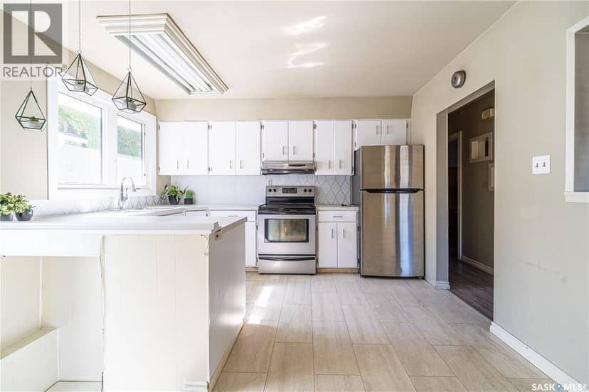 1014 Hopkins CRESCENT — photo 9 of 40