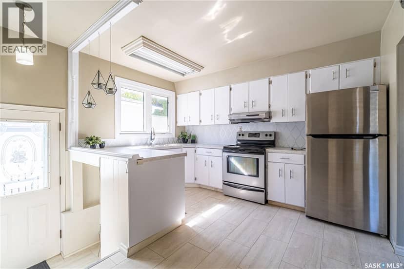 1014 Hopkins CRESCENT — photo 6 of 40