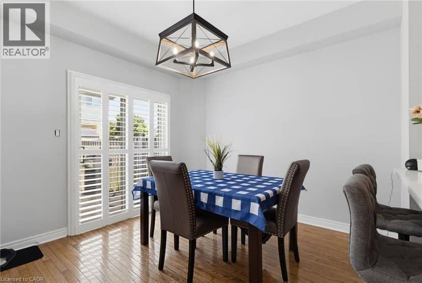 2092 ENGLISH Crescent — photo 11 of 18