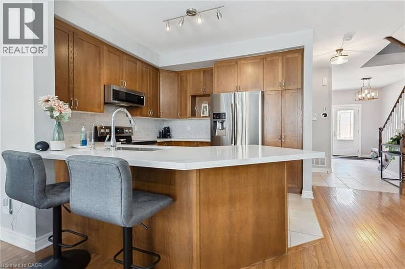 2092 ENGLISH Crescent — photo 5 of 18