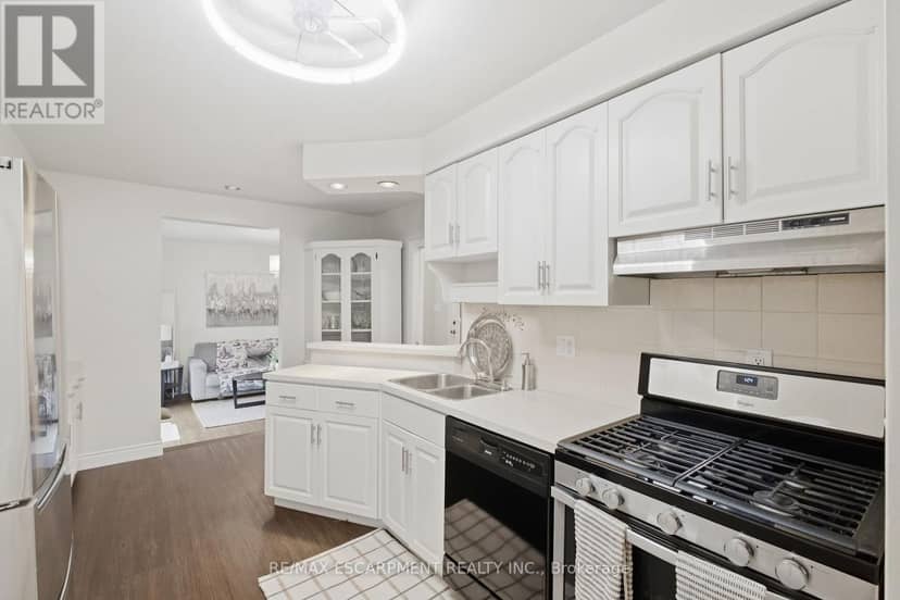 22 Sycamore Street — photo 10 of 33