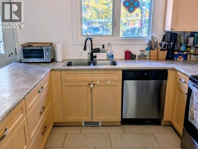25 Takhini Ave — photo 2 of 9