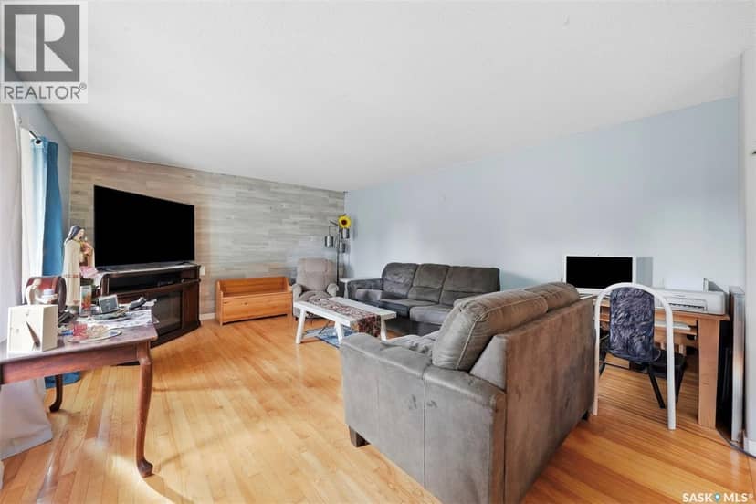 234 Winnipeg AVENUE S — photo 12 of 40