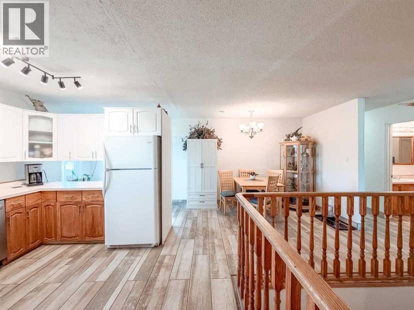 4415 46 Avenue — photo 12 of 40