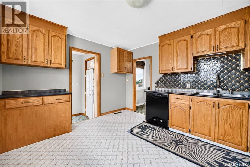 345 McIntyre Street, Regina, photo 2