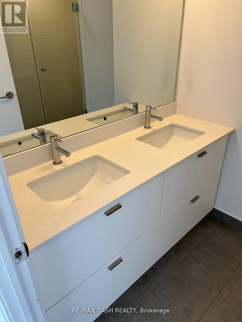 806W - 27 Bathurst Street — photo 11 of 23