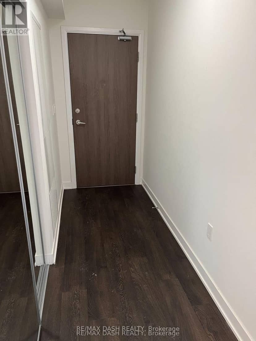 806W - 27 Bathurst Street — photo 3 of 23