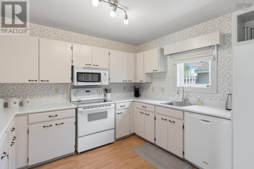 554 South Broadway — photo 13 of 40