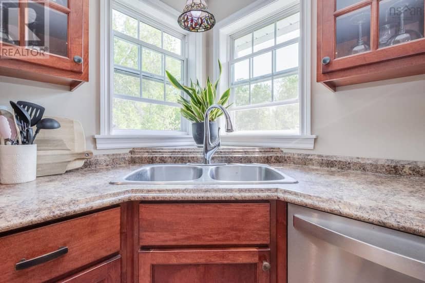 73 Strickland Avenue Avenue — photo 9 of 40