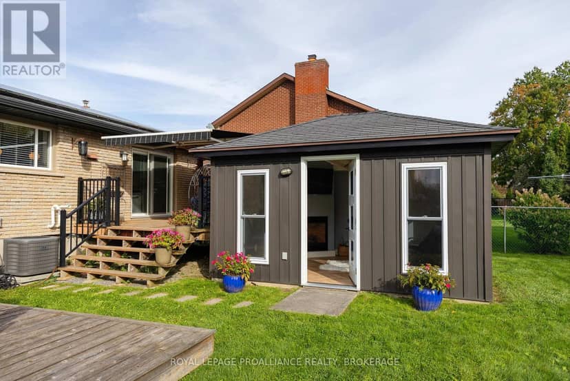 503 Canterbury Crescent — photo 10 of 40